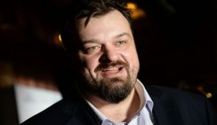 Василий Уткин упал с кресла в прямом эфире