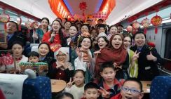 Российские студентки выступили на концерте в высокоскоростном поезде в Китае