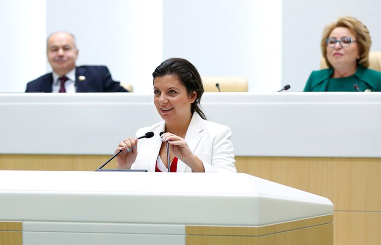 На фото: главный редактор международного информационного агентства "Россия сегодня", руководитель телеканала RT Маргарита Симоньян во время выступления на пленарном заседании Совета Федерации РФ, 2017