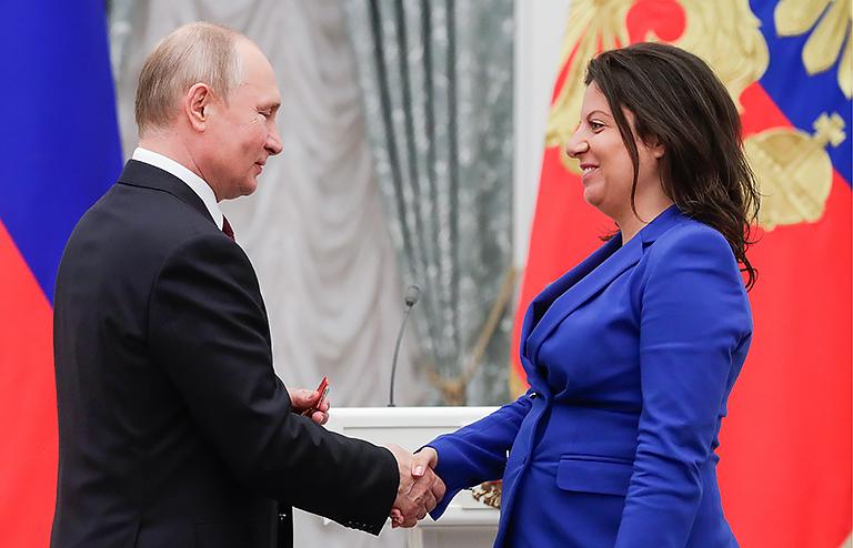 На фото: президент России Владимир Путин и главный редактор телеканала RT и МИА "Россия сегодня" Маргарита Симоньян, награжденная орденом Александра Невского, на церемонии вручения государственных наград РФ в Кремле, 2019