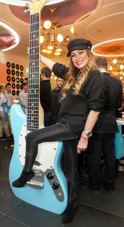 На фото: певица Юлия Началова во время открытия второго ресторана сети "У DяDи Макса" в торговом центре "Европейский" в Москве, 2018 год