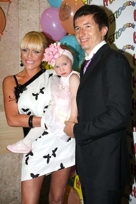 Концерт &laquo;Взрослые и дети&raquo; в Лужниках в Москве. На фото: певица Юлия Началова, ее муж Евгений Алдонин и их дочь Вера, 2008 год