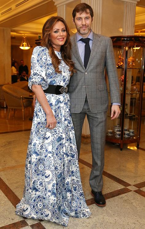 На фото: певица Юлия Началова и хоккеист Александр Фролов перед церемонией вручения премии "Пара года" журнала "MODA topical" в гостинице "Украина", 2014 год