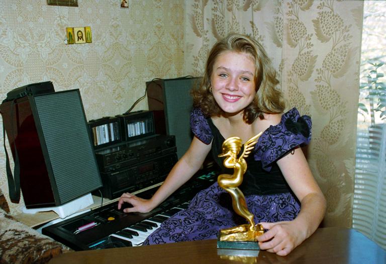 На фото: обладатель Гран-при Первого всемирного фестиваля русскоязычных исполнителей "Большое яблоко-95" 14-летняя московская школьница Юлия Началова, 1995 год