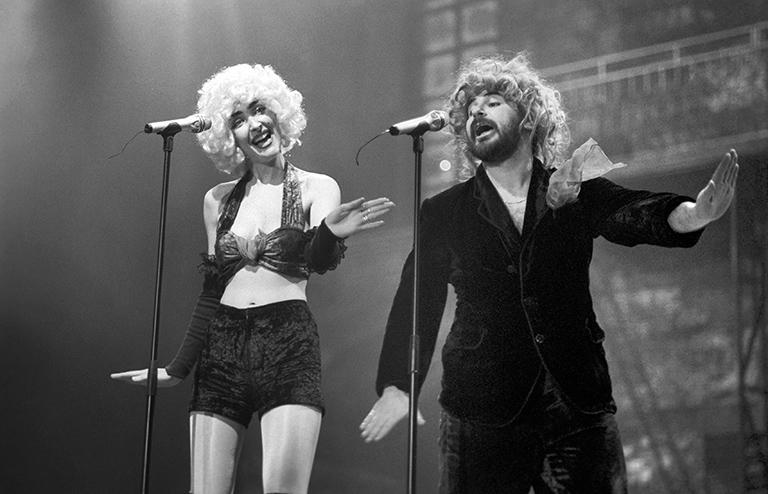 На фото: кабаре-дуэт «Академия» во время записи телепрограммы «Рождественский вечер с Аллой Пугачевой», 1991