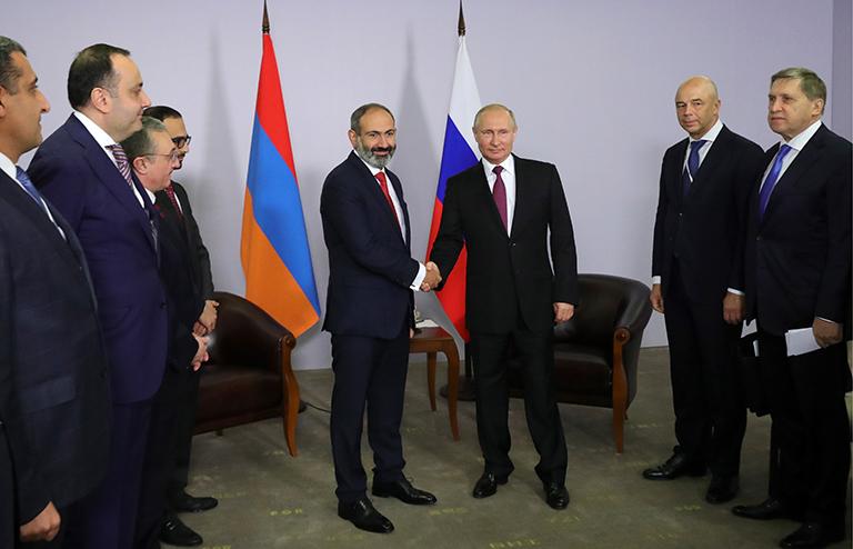 На фото: премьер-министр Армении Никол Пашинян и президент РФ Владимир Путин (в центре слева направо) во время встречи в Сочи, 018