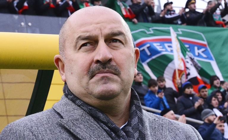 На фото: тренер "Терека" Станислав Черчесов во время матча чемпионата России по футболу: "Терек" (Грозный) &ndash; "Зенит" (Санкт-Петербург).