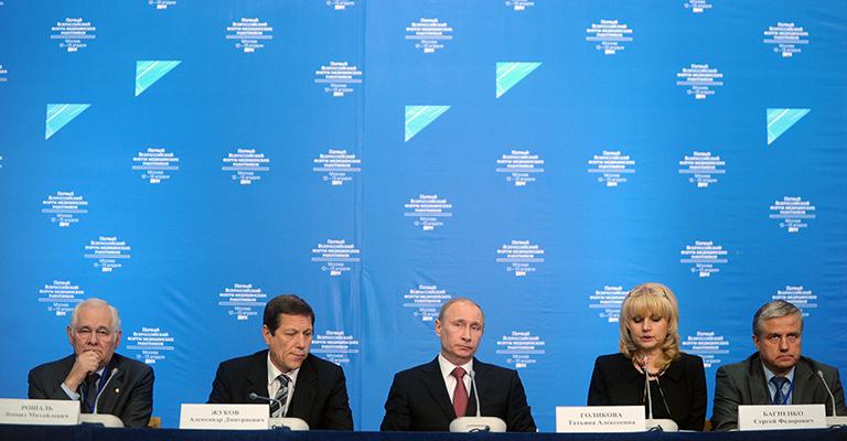 На фото: директор НИИ неотложной детской хирургии и травматологии Леонид Рошаль, вице-премьер РФ Александр Жуков, премьер-министр РФ Владимир Путин, министр здравоохранения и социального развития РФ Татьяна Голикова и директор НИИ скорой помощи имени И.И. Джанелидзе Сергей Багненко (слева направо) на пленарном заседании Всероссийского форума медицинских работников, 2011