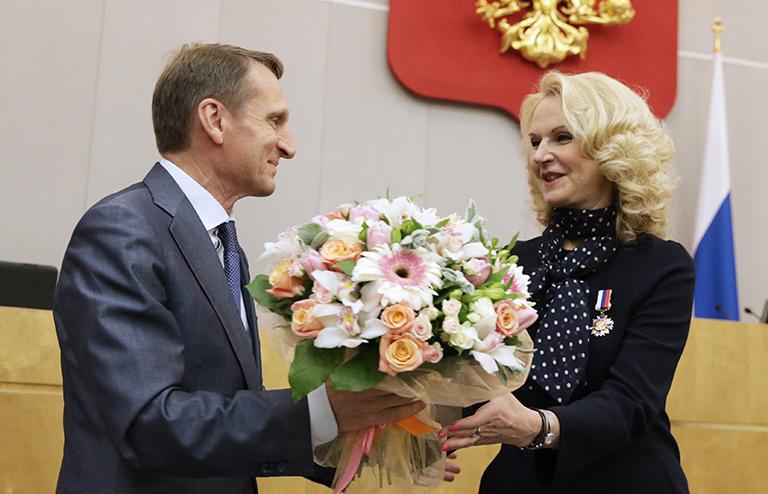 На фото: спикер Госдумы РФ Сергей Нарышкин и глава Счетной палаты РФ Татьяна Голикова, удостоенная почетного знака Госдумы "За заслуги в развитии парламентаризма", на церемонии награждения в рамках пленарного заседания Государственной думы РФ, 2016