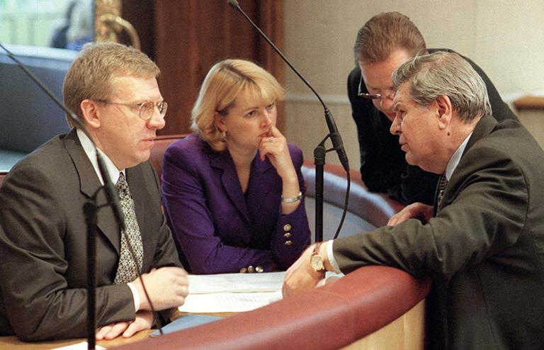 На фото: (слева направо) заместитель председателя правительства - министр финансов РФ Алексей Кудрин, заместитель министра финансов РФ Татьяна Голикова , полномочный представитель правительства РФ в Госдуме Андрей Логинов и депутат от фракции ОВР Геннадий Кулик перед началом заседании, 2000 год