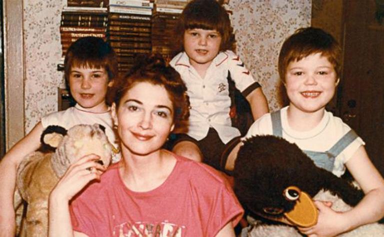 На фото: Данила Козловский в детстве (справа) с мамой Надеждой и братьями Егором и Иваном