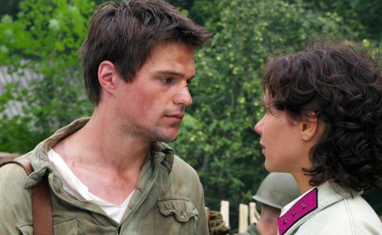 На фото: актер Данила Козловский и актриса Екатерина Климова в фильме &laquo;Мы из будущего&raquo;