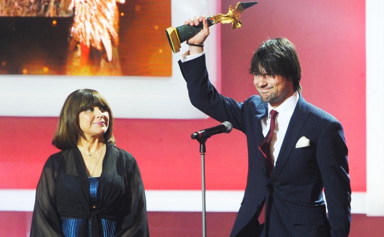 На фото: актриса Наталья Варлей и актер Данила Козловский, получивший премию "Золотой Орел" в номинации "Лучшая мужская роль" за фильм "Духless"