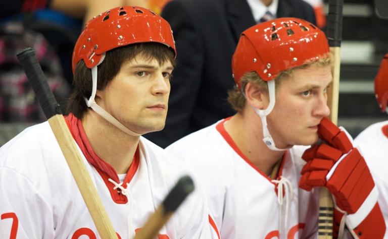 На фото: актер Данила Козловский (Валерий Харламов) (слева) в кадре из фильма режиссера Николая Лебедева "Легенда №17"