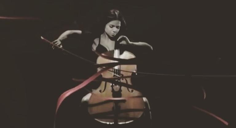 На фото: Бьянка во время съемок