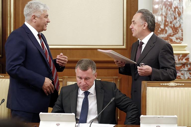 На фото: министр внутренних дел РФ Владимир Колокольцев, глава МЧС РФ Евгений Зиничев и вице-премьер РФ Виталий Мутко (слева направо) перед началом заседания правительства РФ, 2018 год.