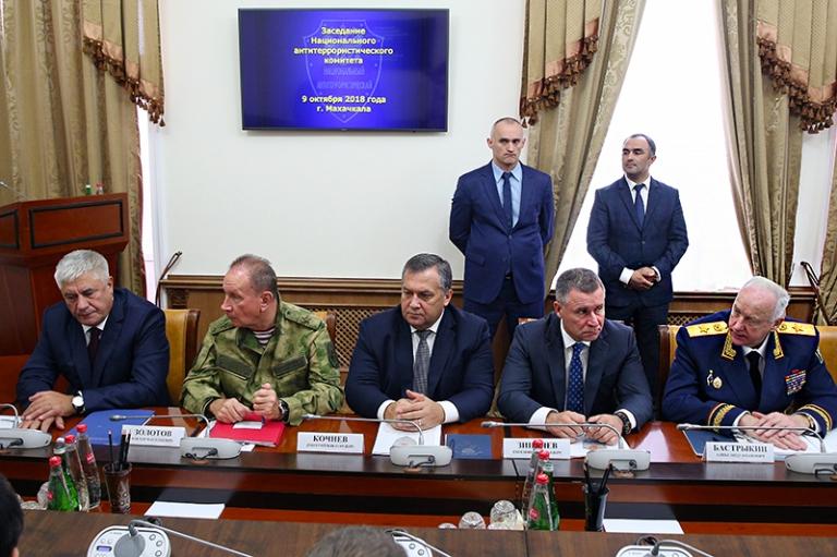 На фото: министр внутренних дел РФ Владимир Колокольцев, директор Федеральной службы войск национальной гвардии - главнокомандующий войсками национальной гвардии РФ Виктор Золотов, директор Федеральной службы охраны (ФСО) Дмитрий Кочнев, глава МЧС РФ Евгений Зиничев и председатель Следственного комитета РФ Александр Бастрыкин (слева направо) на заседании Национального антитеррористического комитета в Махачкале, 2018 год.