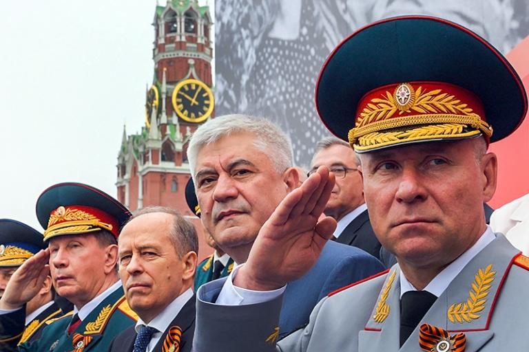 На фото: директор Федеральной службы войск национальной гвардии - главнокомандующий войсками национальной гвардии РФ Виктор Золотов, глава ФСБ РФ Александр Бортников, министр внутренних дел РФ Владимир Колокольцев и глава МЧС РФ Евгений Зиничев (слева направо) на Красной площади во время военного парада, посвященного 74-й годовщине Победы в Великой Отечественной войне, 2019 год.