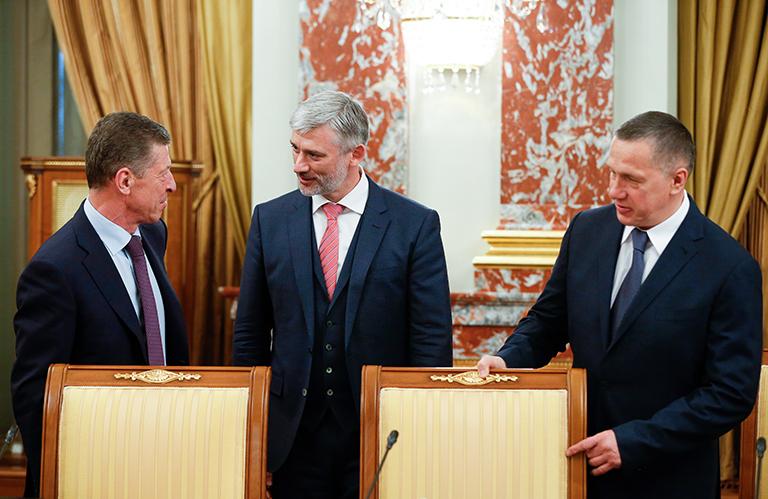 На фото: вице-премьер РФ Дмитрий Козак, министр транспорта РФ Евгений Дитрих и вице-премьер РФ - полномочный представитель президента РФ в Дальневосточном федеральном округе Юрий Трутнев (слева направо) перед началом заседания правительства РФ, 2018 год
