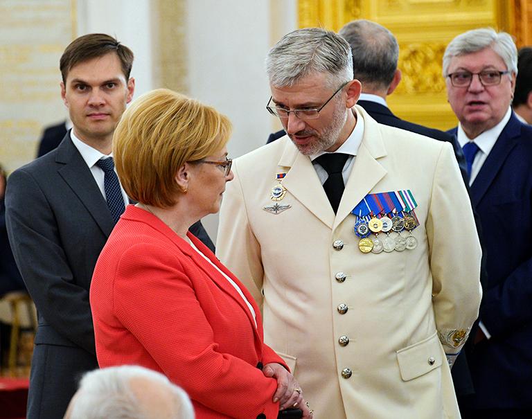 На фото: министр здравоохранения РФ Вероника Скворцова и министр транспорта РФ Евгений Дитрих перед началом церемонии вручения государственных наград РФ в Кремле в День России, 2019 год