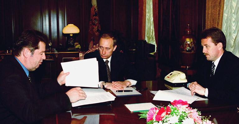 На фото: Владимир Путин (на снимке - в центре) провел сегодня рабочую встречу с вице-премьером Владимиром Щербаком (слева) и министром сельского хозяйства и продовольствия Алексеем Гордеевым (справа)