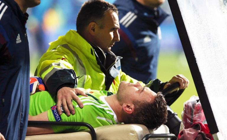 На фото: вратарь сборной России Игорь Акинфеев, получивший травму в матче чемпионата Европы по футболу между сборными Черногории и России