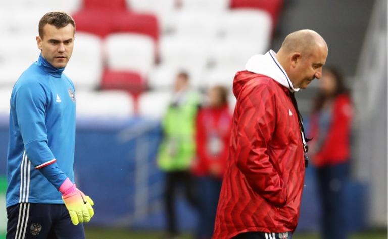 На фото: Игорь Акинфеев и главный тренер сборной России по футболу Станислав Черчесов (слева направо)