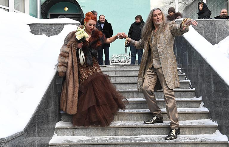 На фото: актер Никита Джигурда и его жена фигуристка Марина Анисина после церемонии бракосочетания в Грибоедовском ЗАГСЕ