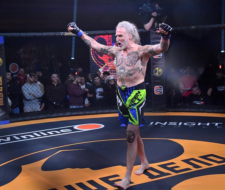 На фото: актер Никита Джигурда во время драки с журналистом Отаром Кушанашвили на концертной площадке клуба "ГЛАВCLUB"