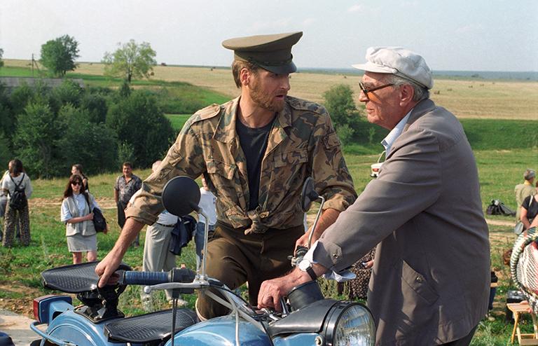 На фото: съемки кинофильма &laquo;Любить по-русски &ndash; 2&raquo; (режиссер Евгений Матвеев). Актеры Никита Джигурда (слева) и Евгений Матвеев на съемочной площадке, 1995