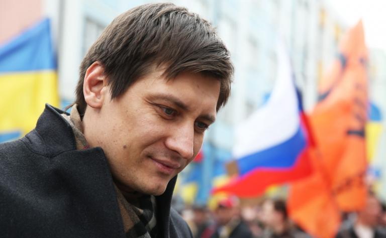 На фото: политик Дмитрий Гудков во время шествия "Марш мира" против военного вмешательства России в Крыму 