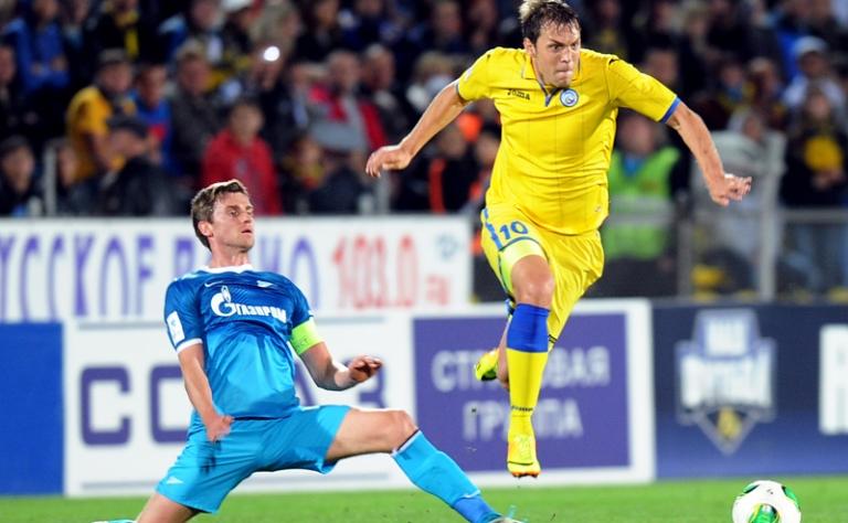 На фото: игроки "Зенита" Николас Ломбертс и "Ростова" Артем Дзюба (слева направо)