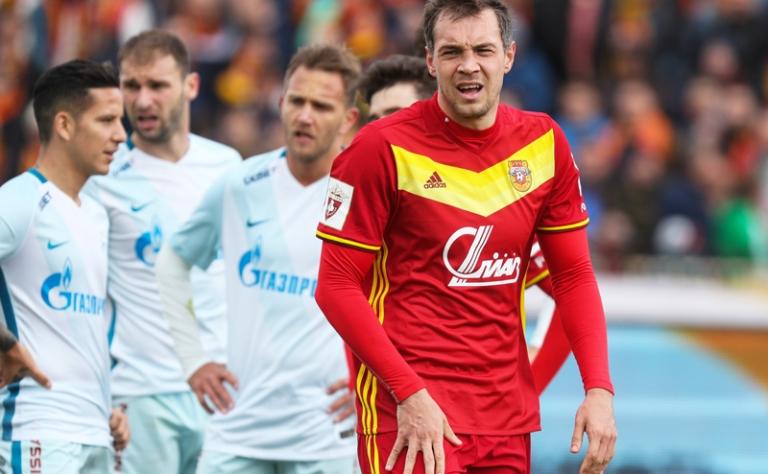 На фото: Артём Дзюба, нападающий ФК «Арсенал» (в красной форме)