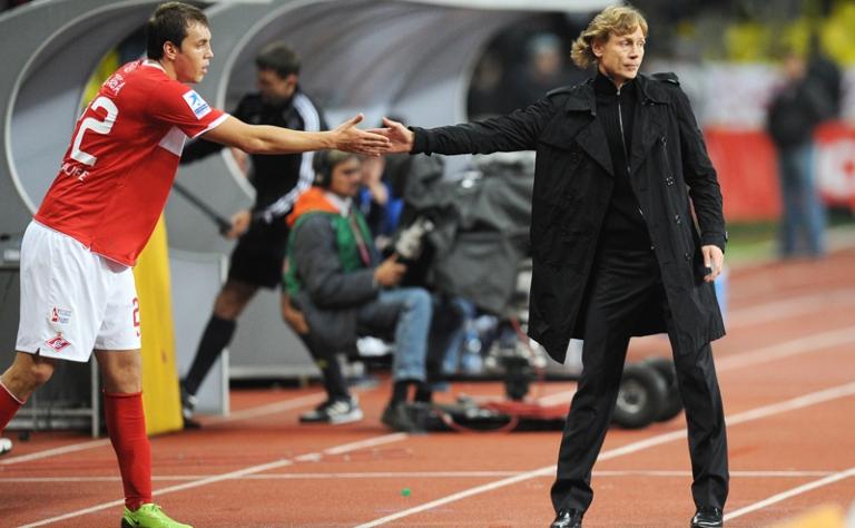 На фото: игрок "Спартака" Артём Дзюба и главный тренер "Спартака" Валерий Карпин (слева направо)