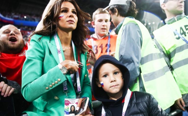 На фото: супруга игрока сборной России Артема Дзюбы Кристина с сыном