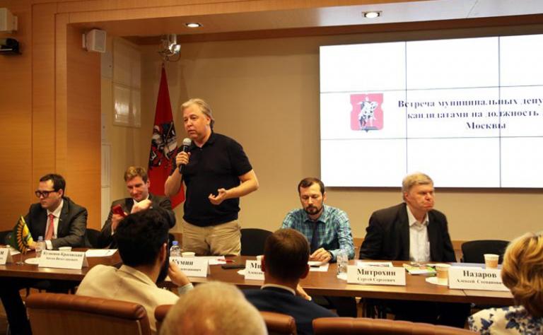 На фото: кандидат от КПРФ Вадим Кумин (в центре) во время встречи местных депутатов с кандидатами на выборах мэра Москвы