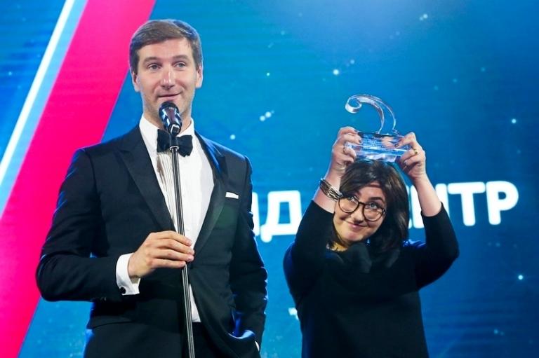 На фото: журналист, директор фонда "СПИД.Центр" Антон Красовский и медицинский директор фонда "СПИД.Центр" Елена Орлова-Морозова, победившие в номинации "Социальные проекты", на церемонии вручения премии "Сноб. Сделано в России" в гостинице "Метрополь", 2016 год