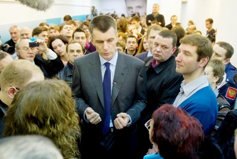 На фото слева: кандидат в президенты РФ Михаил Прохоров (в центре) во время встречи с избирателями в предвыборном штабе. На фото справа: телеведущий НТВ, журналист Антон Красовский, возглавляющий предвыборный штаб М.Прохорова, 2012 год