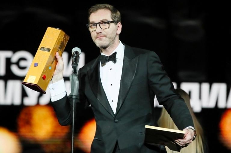 На фото: журналист Антон Красовский получает награду за документальный фильм "COVID-19. Невыжившие" из цикла "Эпидемия с Антоном Красовским" (АНО "ТВ-Новости") на церемонии вручения первой национальной премии за высшие достижения в области журналистики "ТЭФИ-Мультимедиа" в Зимнем театре. Всего на конкурс, включающий 25 основных и две специальные номинации, поступило около 1,2 тыс. работ, Сочи, 2021 год