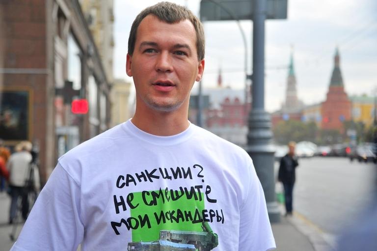 Акция &laquo;Модный ответ: санкциям нет!&raquo; на Пушкинской площади. На фото: заместитель председателя комитета Госдумы по науке и наукоемким технологиям Михаил Дегтярев, 2014 год.