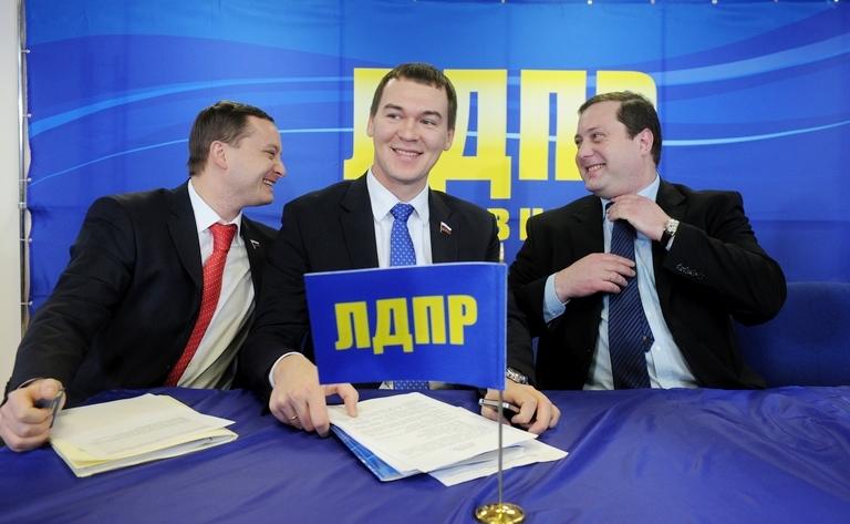 На фото: председатель фракции &laquo;ЛДПР Приднестровье&raquo; Роман Худяков, член фракции ЛДПР, депутат Госдумы Михаил Дегтярев и губернатор Смоленской области Алексей Островский (слева направо) на XXV съезде ЛДПР, 2012 год.