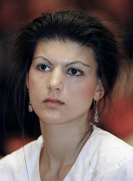 На фото: Саха Вагенкнехт (член правления партии ПДС) во время 4-го Федерального съезда партии ПДС в Берлине, 1995