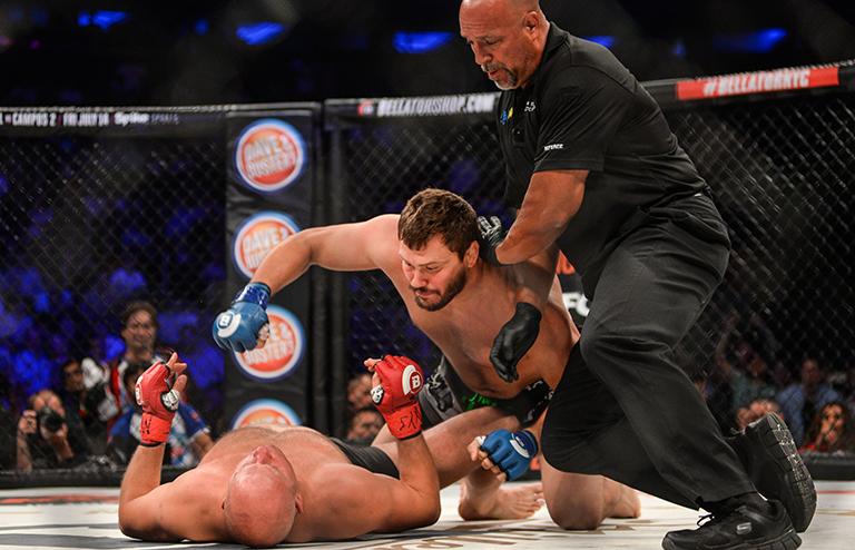 На фото: Мэтт Митрионеу наносит удар Федору емельяненко во время боя со-хэдлайнеров, проходящего в Мэдисон Сквер Гарден в Нью-Йорке, 2017