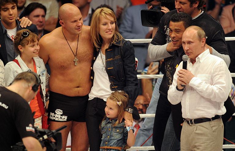 На фото: президент России Владимир Путин поздравляет россиянина Федора Емельяненко и его семью с победой над бразильцем Педро Риццо, 2012