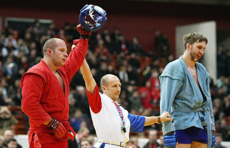 На фото: четырехкратный чемпион мира по боевому самбо Федор Емельяненко (слева)