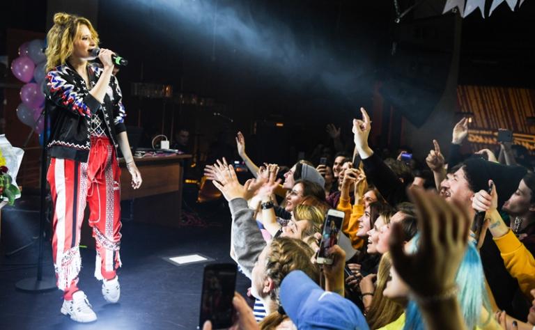 На фото: певица Монеточка (Елизавета Гырдымова) во время выступления