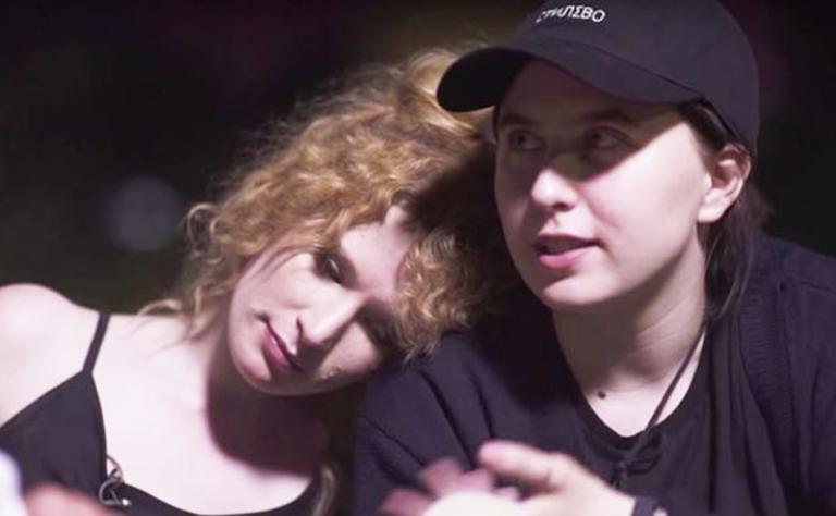 На фото: певицы Монеточка и Гречка