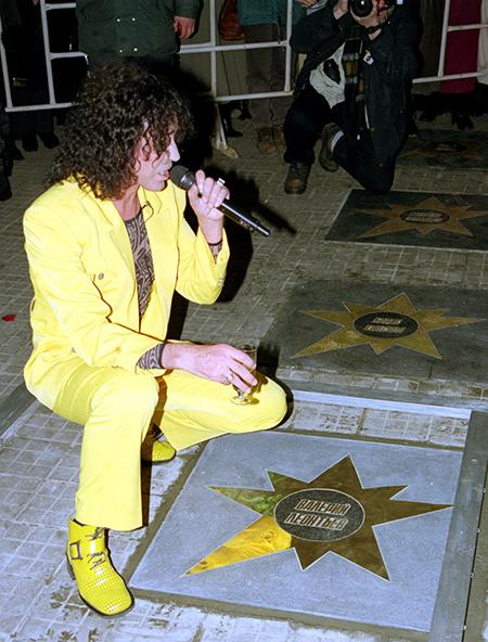 На фото: памятная плита в честь Валерия Леонтьева (на снимке) заложена на Площади звезд у Государственного Центрального Концерного зала "Россия", 1998