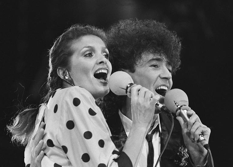 На фото: советские эстрадные певцы Лайма Станиславовна Вайкуле и Валерий Яковлевич Леонтьев во время выступления на совместном концерте мастеров итальянской и советской эстрады, посвященном Международному году мира, во Дворце спорта Центрального стадиона имени В. И. Ленина в Лужниках, 1986