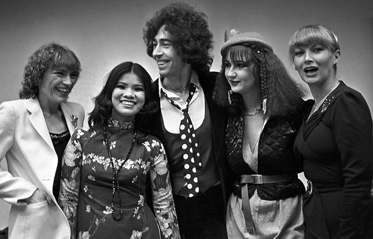 На фото: певец Валерий Леонтьев (в центре) с участниками концертной программы "Мелодии друзей-81" (слева направо): Кати Ковач (Венгрия), Тхань Хоа (Вьетнам), Мария Ежевска (Польша) и Ута Янковская (ГДР), 1981